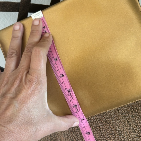 Salvatoree Ferragamo 2 way may gold evening bag. - Picture 13 of 14